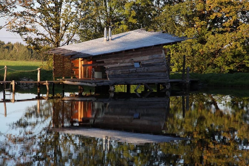 Ночь в деревянном домике на воде